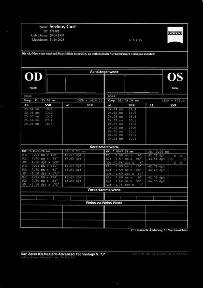 Gescannter IOLMaster-Ausdruck vom 24.10.2025: rechtes Auge 25.06 mm, linkes Auge 24.34 mm (Hochkontrast-Fassung)