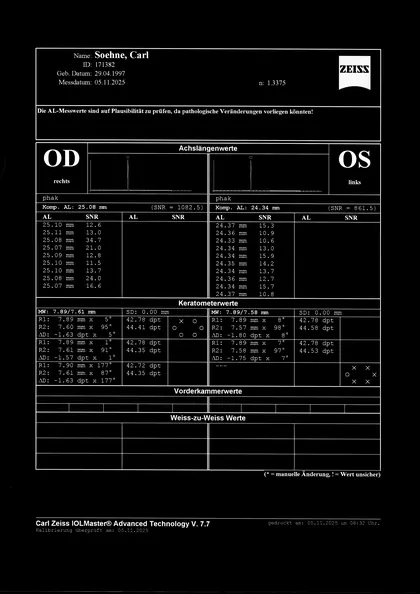 Gescannter IOLMaster-Ausdruck vom 05.11.2025: rechtes Auge 25.08 mm, linkes Auge 24.34 mm (Hochkontrast-Fassung)
